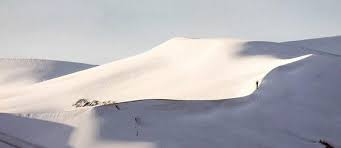Aici a nins ultima dată pe 18 februarie 1979, când o furtună de zăpadă a durat numai o jumătate de oră. Fenomene Extreme A Nins In DeÈertul Sahara Pentru Al Treilea An La Rand Totul E Acoperit De ZÄpadÄ Antena 1