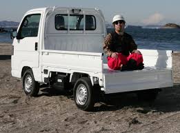 走行中のトラックの荷台に人が乗っても問題ない？ | 自動車情報・ニュース WEB CARTOP