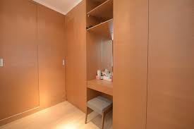 Triplek sering digunakan karena murah dan kerapatan permukaanya bagus. 3 Jenis Lemari Pakaian Yang Bikin Interior Rumah Makin Cantik Lifestyle Fimela Com