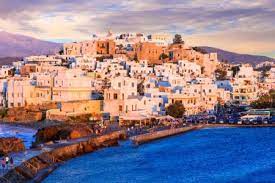 A.c., su una collina che sovrasta una fertile vallata, il tempio di demetra ricopre un ruolo di particolare importanza nell. Naxos Come Arrivare Dove Dormire E Spiagge Grecia Info