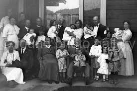 Black And White Family Photos Old Vintage Black And White Photo Of Large Family By Foundphotogallery Vintage Photos Photo Black And White