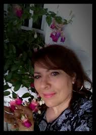 Fucsia, aretes, pendientes de la reina, Aljaba. Se trata de un arbusto  pequeño y muy ramificado, de follaje persistente originario de América.  Prefiere la sombra o la semi sombra y debe evitarse