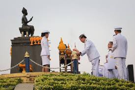 เรื่องที่มีในศิลาจารึกพ่อขุนรามคำแหงนี้แบ่งออกได้เป็นสามตอน ตอนที่ 1 ตั้งแต่บรรทัดที่ 1 ถึง 18 เป็นเรื่องพ่อขุนรามคำแหงเล่าประวัติของ. à¸¡ à¸£à¸²à¸¡à¸„à¸³à¹à¸«à¸‡ à¹€à¸Š à¸à¸§à¸²à¸‡à¸žà¸²à¸™à¸ž à¸¡à¸§ à¸™à¸ž à¸­à¸‚ à¸™à¸£à¸²à¸¡à¸„à¸³à¹à¸«à¸‡à¸¡à¸«à¸²à¸£à¸²à¸Š