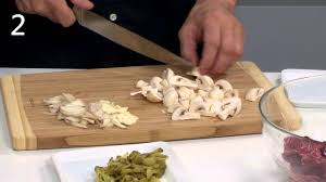 Si tratta di pezzetti di le origini del filetto alla stroganoff risalgono al xix secolo,secondo una leggenda, questa ricetta è. Ricetta Manzo Alla Stroganoff Youtube