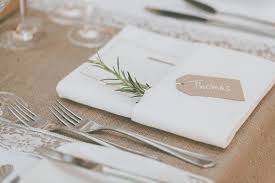 Zur gestaltung dieser servietten zur hochzeit benötigen wir von ihnen: Hochzeitsblog Hochzeitswahn Sei Inspiriert Vintage Hochzeit Namensschilder Hochzeit Hochzeitswahn