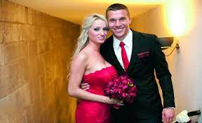 This is an open forum to discuss the origin, the meaning and the family stories of the surname podolski. Lukas Podolski Enjoys Family Day Out