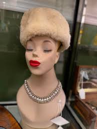 No way!!! I LOVE THIS! I'm going to go visit them! A new vintage show in  Mobile! Yes please 💙