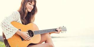 Bene, ecco un video interessante dal sito suonarechitarra.com che vi spiegherà come suonare sei facili canzoni da spiaggia con la chitarra. Accordi Chitarra Canzoni Facili Da Suonare 1000 Note