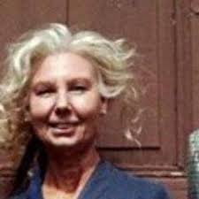 Sofie och jag är ute och strosar i Mariehamn och hittar till vår förvåning  exakt det hus som vår huvudkaraktär bor i. Alla ni ålänningar som inte har  något för er, kom