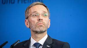 Hintergrund ist die vorstellung des sicherheitsberichts 2016. Osterreich Herbert Kickl Gefahrliche Fehlbesetzung Politik Sz De