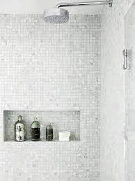 Instead of trying to recreate the past by using black and white porcelain tile, we created a custom glass mosaic pattern that is truly unexpected. Dekorativt Og Praktisk Douche Niche Mozaiektegels Badkamer Nis