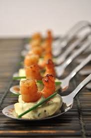 Cuilleres De Crevettes Caramelisees Sur Une Creme D Oeufs Au Curry Recettes De Cuisine Cuisine Creative Recette