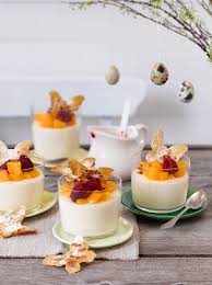 Eierlikor Schokoladen Mousse Mit Fruchten Foto C Maike Jessen Fur Ard Buffet Magazin Tee Rezepte Nachmittagstee Essen Und Trinken