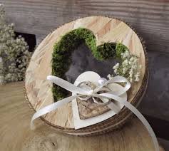 Sch Ouml Ne Alternative Zum Ring Quot Kissen Quot Handgefertigter Ringhalter Aus Osb Holz Mit Islandmoo Schleierkraut Hochzeit Ringkissen Hochzeit Ringkissen