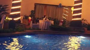 Poolside Candlelight Dinner In Koramangala Bangalore Best Place To Celebrate Birthday In Bangalore For Couples Bi Candle Light Dinner Poolside Candlelight