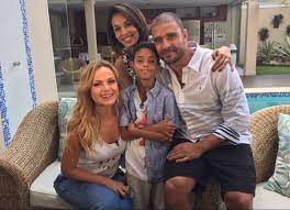 Neste domingo (18), o herdeiro do cantor publicou uma foto em que posa ao lado do pai, mas o que chamou a atenção foi a legenda da postagem. Eliana Conhece A Casa E A Familia De Diogo Nogueira