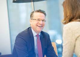 Im elevator quiz beantwortet er sechs fragen rund um seine tätigkeit und persönliche präferenzen. Frank Deutsche Bank Careers