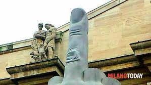 L opera posta al centro di piazza degli affari a milano è collocata di fronte a palazzo mezzanotte sede della borsa milanese il nome è un acronimo di libertà odio vendetta eternità. La Storia Di Love Il Dito Medio Di Cattelan In Piazza Affari A Milano Blog
