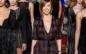 Em 2009 foi convidado pela marca italiana segue para criar uma mala de viagem, embora o estilista seja mais conhecido pela ousadia na moda feminina e masculina, com materiais e estilos menos convencionais. Depois Do Biquini De Diamantes Fatima Lopes Deslumbra De Triquini Na Madeira Vip Pt