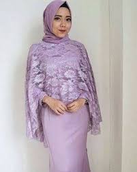 Model baju kebaya ini dibuat dua bagian, bagian atasannya menggunakan kebaya dengan kain brokat. 9 Inspirasi Fashion Kebaya Modern Muslim Popmama Com