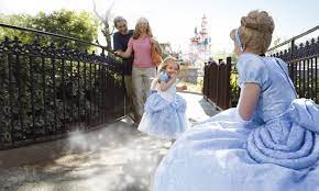 Princesse d'un jour est une prestation (payante) proposée au disneyland hôtel pour tous les enfants même si vous ne résidez pas dans un hôtel disney réservations et renseignements à la boutique la « galerie passionnée par l'univers disney depuis longtemps.et disneyland paris depuis 1992 ! Princesse D Un Jour Disneyland Paris Bons Plans
