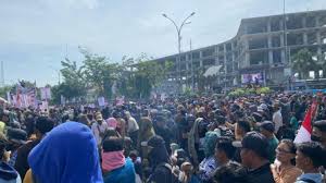 Tolak Relokasi dari TNTN, Ribuan Massa Geruduk Kantor Gubernur Riau