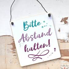 Schild Aus Holz Bitte Abstand Halten In 2020 Dekoschilder Schilder Haushalts Tipps