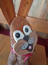 Dekorativer Baumstamm Osterhase Aus Larchenholz Die Hasen Bestehen Aus 2 Verschiedenen Holzsorten Larche Ostern Basteln Holz Osterhase Ostern Hasen Basteln