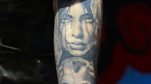 Ni las partes íntimas se salvan de los tatuajes