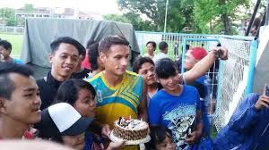 Gambar kue ulang tahun arema. Kejutan Telur Dan Kue Pada Ultah Ke 32 Raphael Maitimo Indonesia Bola Com