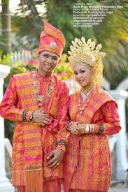 Trend baju sarimbit pengantin malaysia melayu modern. Foto Pernikahan Baju Adat Pengantin Melayu Di Pekanbaru Riau Http Wedding Poetrafoto Com Foto Pernikahan Melayu Baju Pengantin Pakaian Perkawinan Pengantin