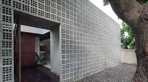 Aug 08, 2021 · fasad dengan warna putih dengan elemen garis vertical memberikan kesan simple minimalis. Arsitektur Rumah Minimalis Berdinding Rooster Jaga Privasi Yang Bergaya Unik Lifestyle Liputan6 Com