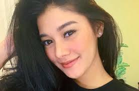 Naysila mirdad atau yang akrab disapa nay, dikenal sebagai aktris sinetron dan model putri ketiga dari pasangan selebritis antara aktor jamal mirdad dan. Cantik Pakai Gaun Ala Pengantin Naysilla Mirdad Banjir Ucapan Selamat Matamata Com