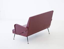 Lo schienale è capitonato, il rivestimento in tessuto i piedi in legno color noce. Divano A Due Posti Vintage Italia Anni 50 In Vendita Su Pamono
