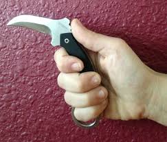 Hay guys this is my third karambit trick tutorial. Grips And Transitions Karambit