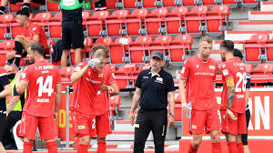 Der bundesliga wurden bis zur saison 1990/91 relegationsspiele um den letzten freien platz in der bundesliga ausgetragen, sodass die zahl der absteiger variierte. Tv Geld Ranking 2020 21 Fc Bayern Knapp Vor Dem Bvb Bundesliga Bildergalerie Kicker