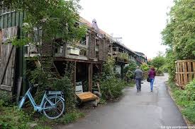 Nisan 2011'de danimarka hükümeti ile christiania'nın geleceği hakkında görüşmeler devam ettiği için christiania halkı geçici olarak bu. Kopenhaga Wolne Miasto Christiania Tomiga Blog