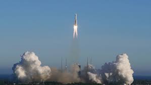 Los restos del cohete chino long march 5b, que sirvió como vehículo transportador de una nave momento del lanzamiento del cohete long march 5b el pasado 29 de abril desde una plataforma. Grandes Trozos Del Cohete Espacial Chino Que Cayo Fuera De Control A La Tierra Pudieron Haber Impactado Nueva York Rt