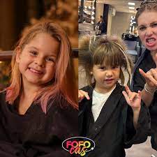 CHOCADA! Maria Alice e Maria Flor passaram horas no salão e estão de cabelo  novo, ambas fizeram mechas rosas. Sigam @fofocas para mais 💣 (🎥  Reprodução: Internet)