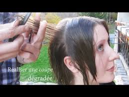 Le carré long effilé de cara delevingne. Comment Faire Une Coupe Degradee A La Maison Cheveux Courts A Mi Longs Youtube