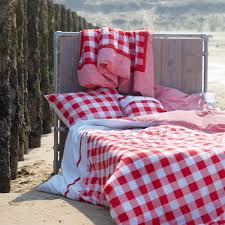 Die Rot Weiss Karierte Bettwasche Anne Im Landhausstil Direkt Zum Produkt Www Bettwaren Shop De Marken At Home At Home Bettwasche Rot Bettwasche Rot Weiss
