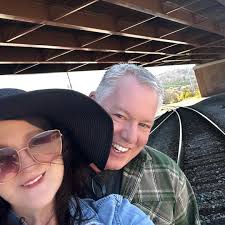 DECORATING A TREE FOR BIRDS AND WILDLIFE Decorating an outdoor tree with  healthy treats for local wildlife is a wonderful winter tradition that  gives back to nature. It's a tradition that my