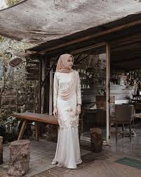 Ketika anda ingin tampil trendy dan fashionable, kebaya modern model ruffle ini juga jadi salah satu pilihan yang tepat. 25 Ide Baju Kondangan Simple Hijab Yang Oke