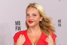 She gained a lot of weight during the quarantine. Evelyn Burdecki Zwei Kleidergrossen Mehr In Nur Acht Monaten Gala De