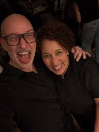 De esas hermandades “de vida” … de esas amistades que han sobrepasado todo.  Distancias, tiempos … Guuuuuuuuuuu!!! Que difícil conseguir UN solo track  musical para este post, porque son demasiadas las coincidencias