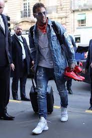 Is a famous football player but aside from being so good on the field and kicking the ball, neymar is also one of the most stylish athlete. Pin By Enea On Neymar Neymar Neymar Jr Neymar Football