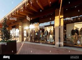 Mondovì; Cuneo; Italia - 07 dicembre; 2022: Oltre negozio di abbigliamento  a Mondovicino outlet village.oltre è un marchio lifestyle abbigliamento  donna an Foto stock - Alamy