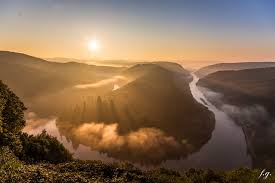 The saarschleife begins near the besseringen section of the town of merzig and ends in mettlach. Sonnenaufgang An Der Saarschleife Enviadi