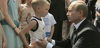Seine töchter haben sogar gefälschte ids. Russland Ratselt Warum Kusst Putin Jungen Auf Den Bauch Krone At
