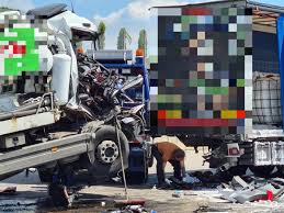 Maybe you would like to learn more about one of these? A113 Zwei Tote Nach Schwerem Lkw Unfall In Berlin Sperrung Aufgehoben Berliner Morgenpost